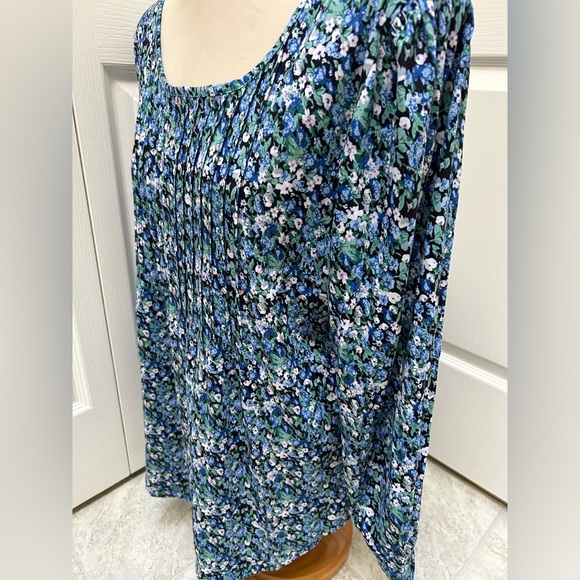 NWOT Pretty Floral Top - Picture 3 of 8